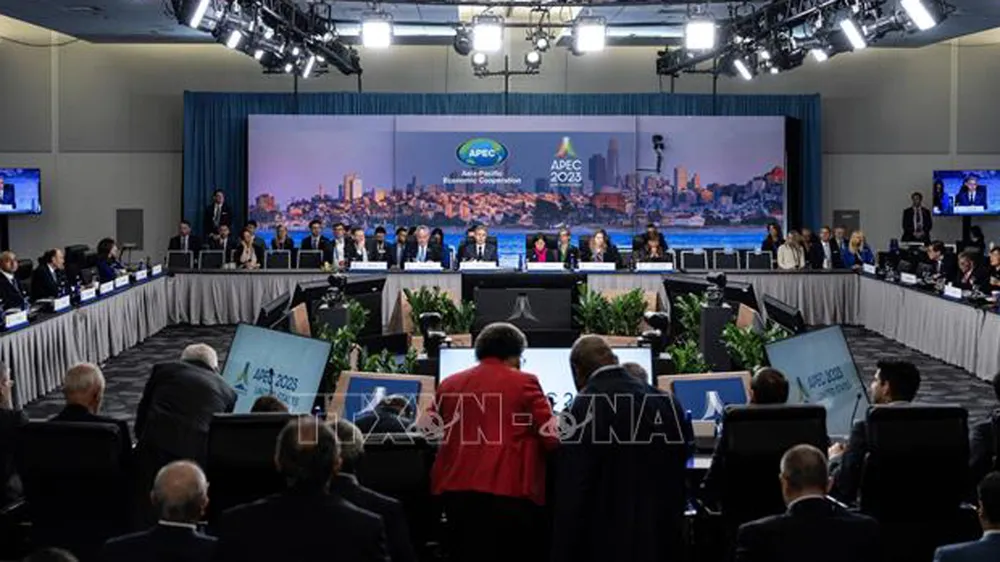 Ngoại trưởng Mỹ Antony Blinken (giữa, trái) và Đại diện Thương mại Mỹ Katherine Tai (giữa, phải) đồng chủ trì phiên khai mạc Hội nghị Bộ trưởng APEC ở San Francisco (Mỹ) ngày 14-11-2023. Ảnh: AFP/TTXVN Ngoại trưởng Mỹ Antony Blinken (giữa, trái) và Đại diện Thương mại Mỹ Katherine Tai (giữa, phải) đồng chủ trì phiên khai mạc Hội nghị Bộ trưởng APEC ở San Francisco (Mỹ) ngày 14-11-2023. Ảnh: AFP/TTXVN