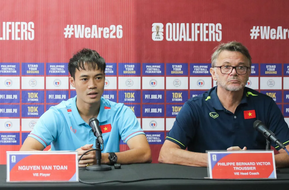 HLV Troussier và Văn Toàn dự buổi họp báo trước trận đấu gặp Philippines HLV Troussier và Văn Toàn dự buổi họp báo trước trận đấu gặp Philippines