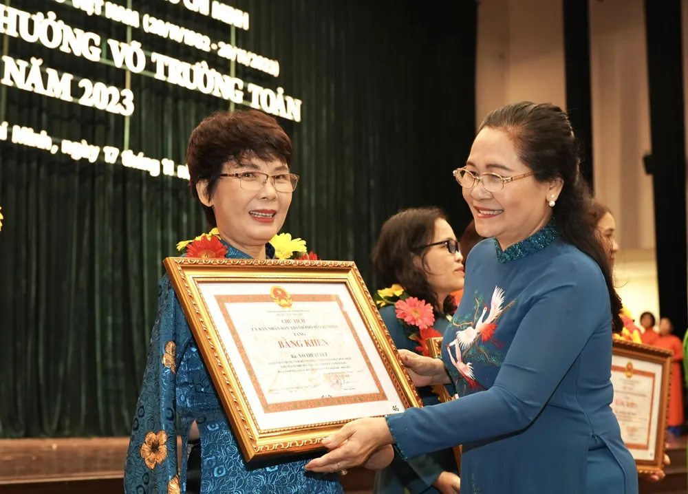 Phó Bí thư Thành ủy, Chủ tịch HĐND TPHCM Nguyễn Thị Lệ, trao bằng khen cho cán bộ, giáo viên đạt Giải thưởng Võ Trường Toản năm 2023. Ảnh: HOÀNG HÙNG Phó Bí thư Thành ủy, Chủ tịch HĐND TPHCM Nguyễn Thị Lệ, trao bằng khen cho cán bộ, giáo viên đạt Giải thưởng Võ Trường Toản năm 2023. Ảnh: HOÀNG HÙNG