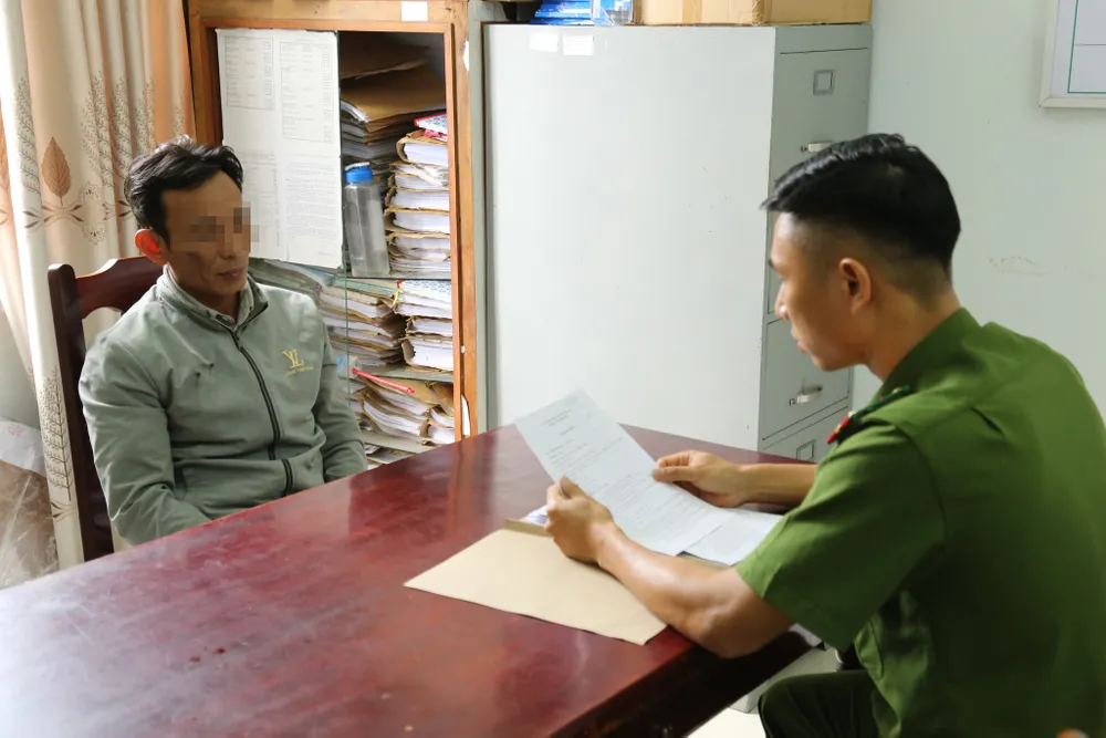 Cơ quan chức năng làm việc với N.V.N. Ảnh: CANT