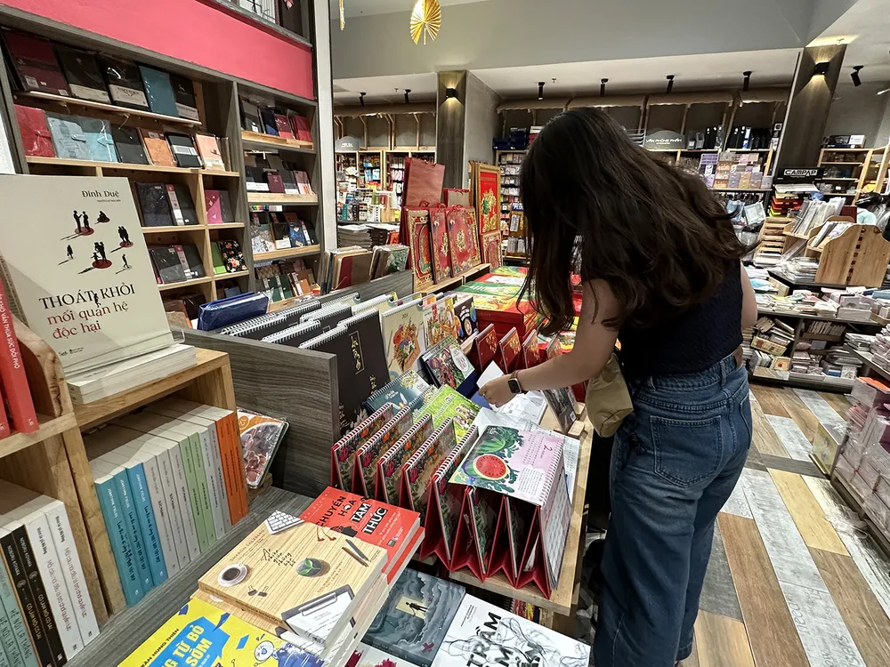 Khách hàng chọn mua lịch 2024 tại Nhà sách Phương Nam