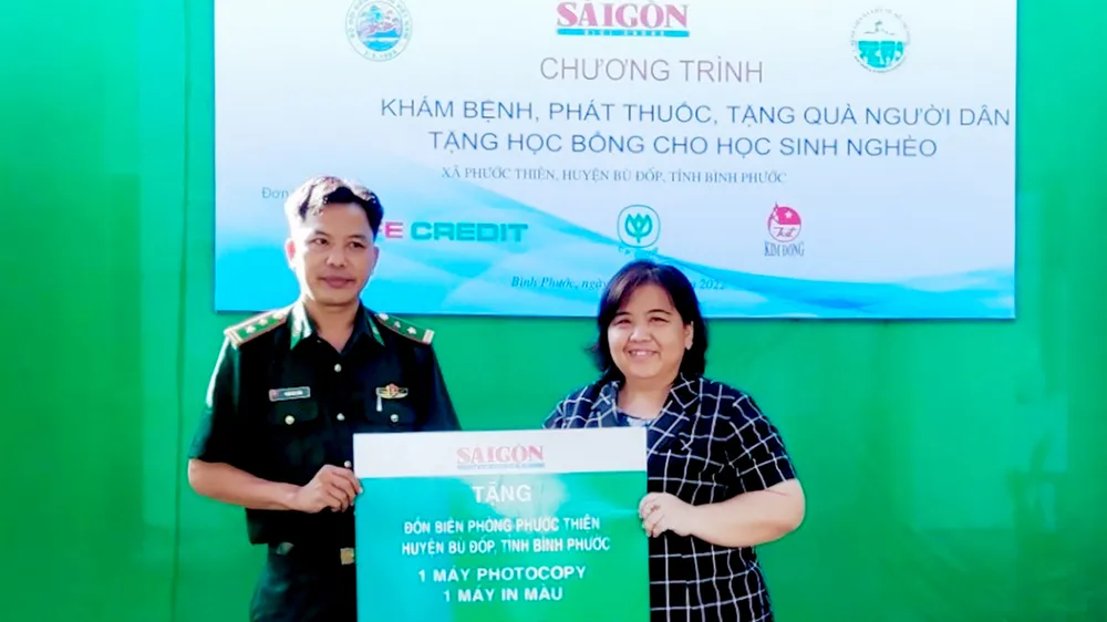 Chị Bùi Thạch Thảo, đại diện Công đoàn Cơ sở Báo SGGP, trao quà tặng Đồn Biên phòng Phước Thiện (Bình Phước) vào tháng 7-2022