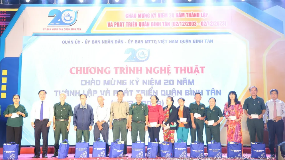 Lãnh đạo quận Bình Tân trao tặng 40 phần quà cho các gia đình chính sách, người dân có hoàn cảnh khó khăn