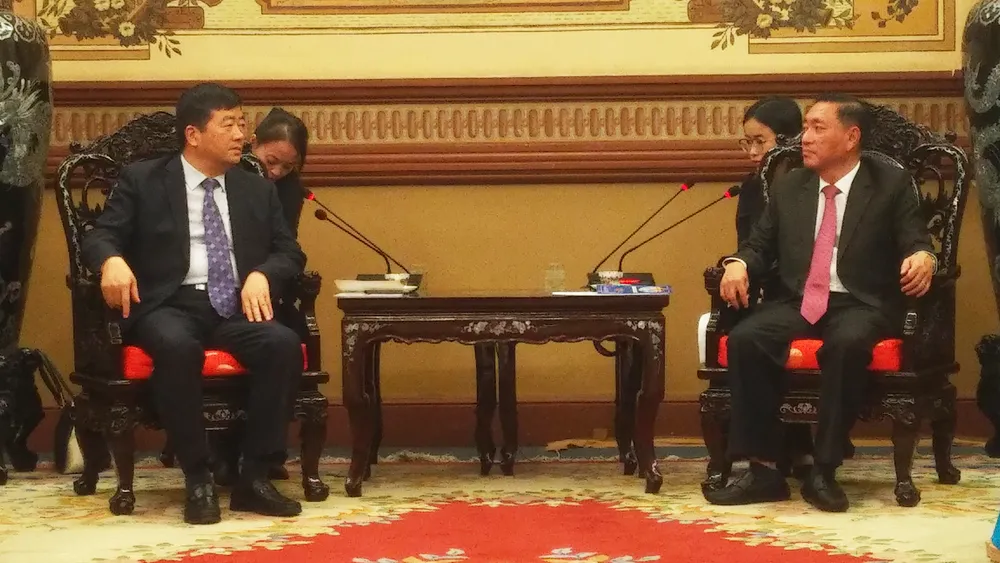 Phó Chủ tịch HĐND TPHCM Phạm Thành Kiên (phải) tiếp Phó Chủ nhiệm Ủy ban Thường vụ Nhân đại Quảng Tây Phương Xuân Minh. Ảnh: MINH CHÂU