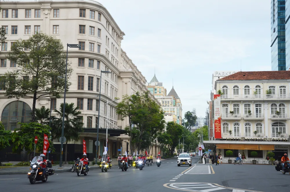 Đường Đồng Khởi vào sáng cuối tuần