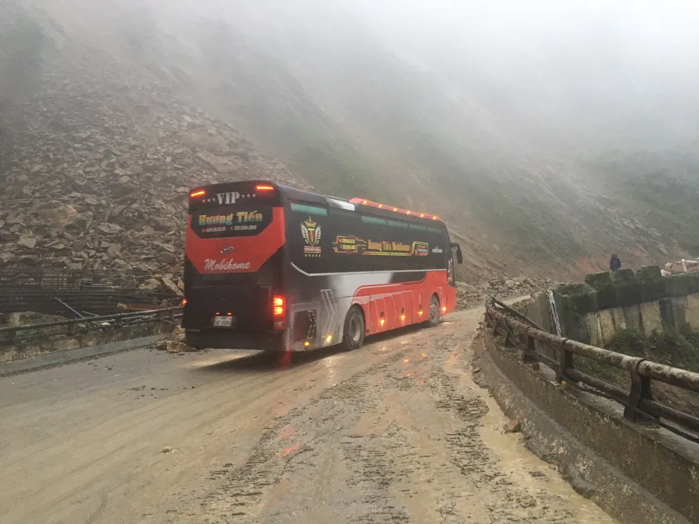 Các phương tiện lưu thông trở lại trên tuyến Quốc lộ 8A