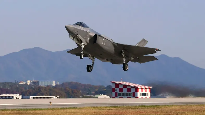 Máy bay chiến đấu F-35A của không lực Hàn Quốc tham gia một cuộc tập trận tại Gunsan, Hàn Quốc ngày 31-10-2022. Ảnh: AFP/TTXVN