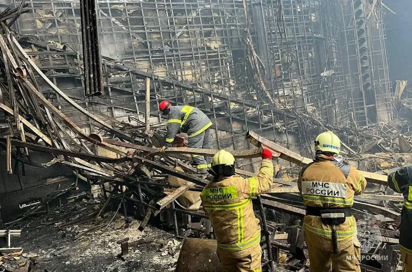 Lực lượng cứu hộ làm nhiệm vụ tại hiện trường vụ tấn công khủng bố trung tâm thương mại Crocus City Hall ở Krasnogorsk, ngoại ô Moskva, Nga, ngày 23-3-2024. Ảnh: AFP/TTXVN