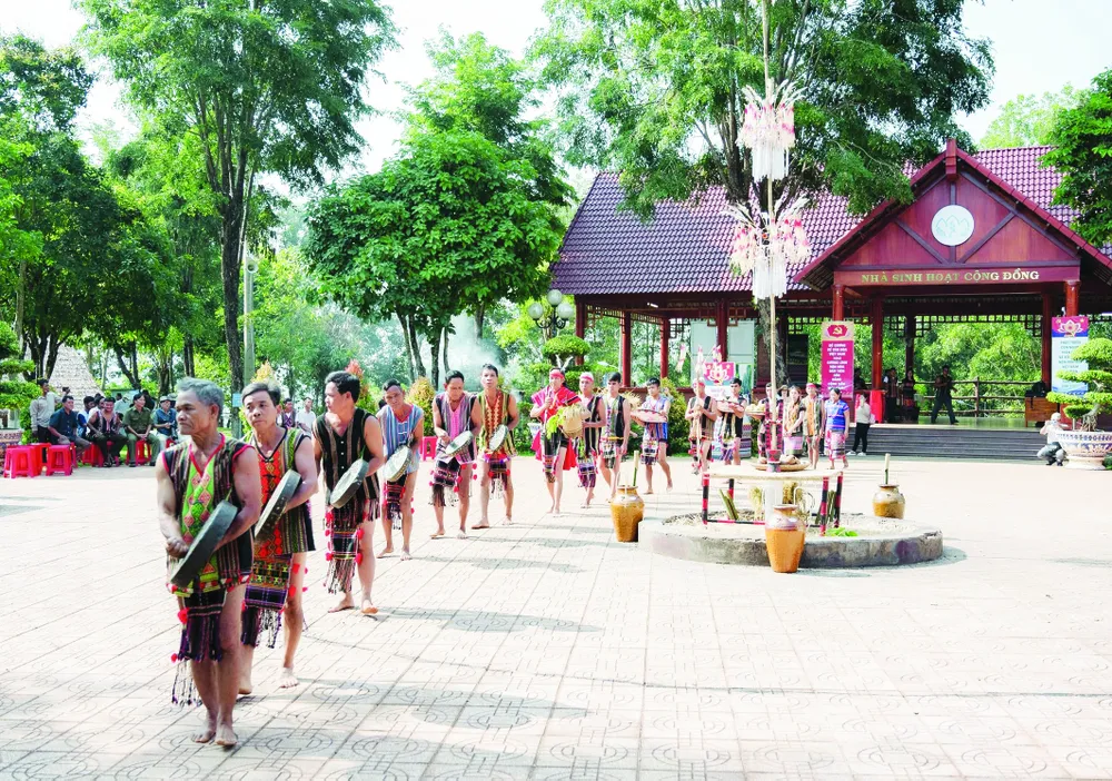 Người dân sóc Bom Bo trong lễ hội Cúng lúa mới .jpg