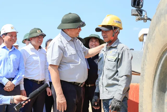 Thủ tướng động viên cán bộ, công nhân đang làm việc trên công trường. Ảnh: VGP