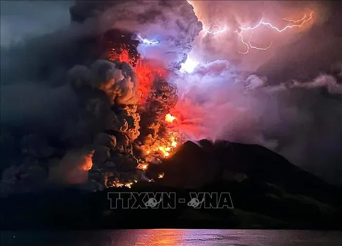 Núi lửa Ruang ở Bắc Sulawesi, Indonesia phun trào ngày 17-4-2024. Ảnh: AFP/TTXVN
