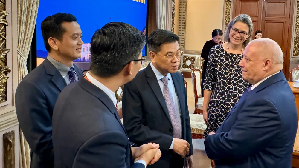 Phó Chủ tịch UBND TPHCM Nguyễn Văn Dũng (giữa) trao đổi cùng Ban giám đốc Đại học RMIT Việt Nam