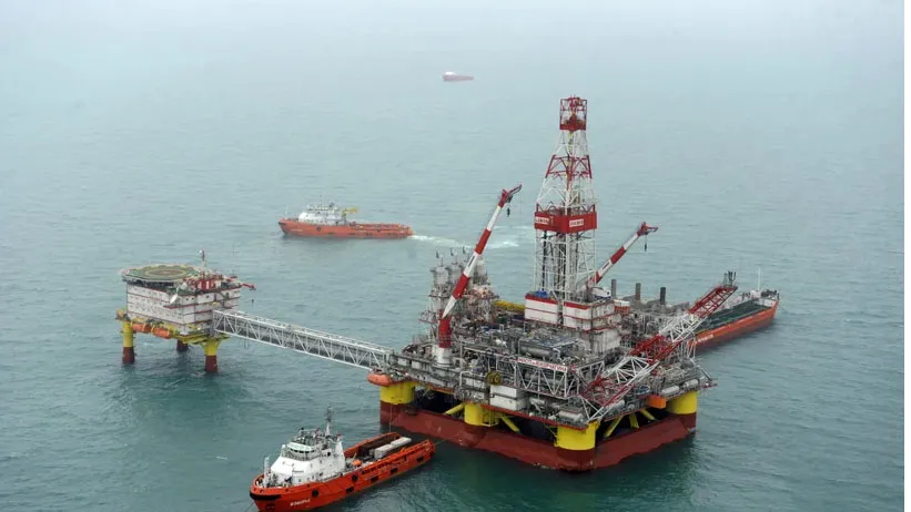 Giàn khoan LSP-1 của Tập đoàn LUKOIL thuộc Nga ở ngoài khơi Biển Caspi, cách Astrakhan khoảng 180km. Ảnh: AFP/TTXVN