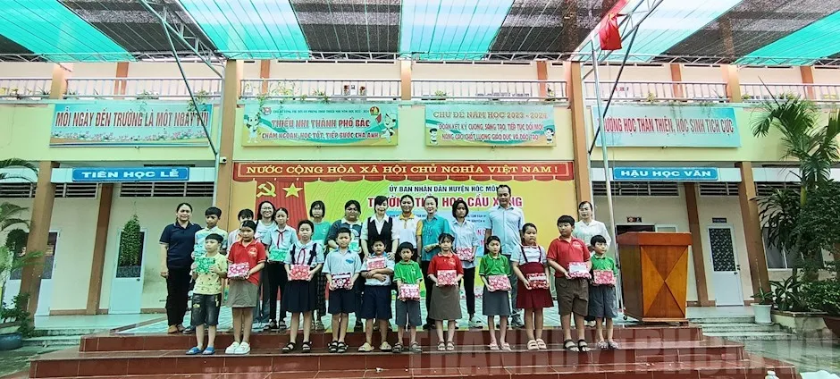 Trao tặng quà và học bổng cho các em học sinh khó khăn tại xã Tân Hiệp và Tân Thới Nhì. Ảnh: www.hcmcpv.org.vn