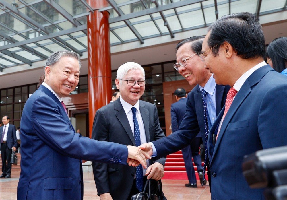 General Secretary and President To Lam talks with Chairman of Ho Chi Minh City People's Committee Phan Van Mai and delegates attending the meeting of the 13th Central Committee of the Communist Party of Vietnam on the morning of August 3. (Photo: SGGP)