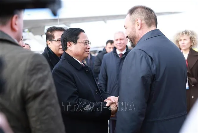 Lãnh đạo thành phố Kazan, Cộng hòa Tatarstan đón Thủ tướng Phạm Minh Chính tại sân bay quốc tế Kazan. Ảnh: TTXVN