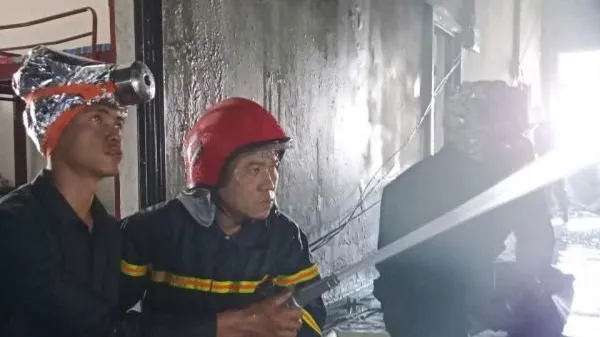 Chiến sĩ PCCC Công an huyện Tân Biên tích cực chữa cháy