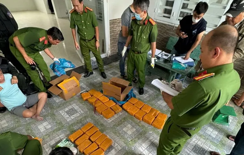 Hiện trường vụ bắt giữ các đối tượng cùng tang vật. Ảnh: TTXVN