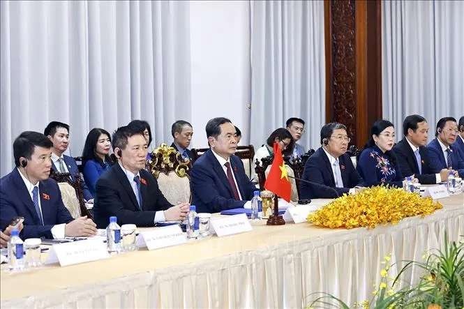 Chủ tịch Quốc hội Trần Thanh Mẫn và thành viên đoàn Việt Nam tại cuộc hội đàm với Chủ tịch Quốc hội Campuchia Samdech Khuon Sudary. Ảnh: TTXVN