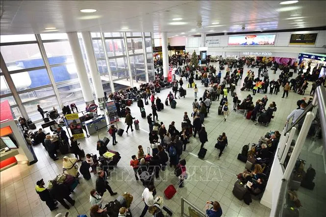 Hành khách chờ làm thủ tục tại sân bay Gatwick ở thủ đô London, Anh. Ảnh tư liệu: AFP/TTXVN