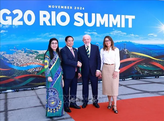 Tổng thống Brazil, Chủ tịch G20 Luiz Inácio Lula da Silva và Phu nhân đón Thủ tướng Phạm Minh Chính và Phu nhân. Ảnh: TTXVN