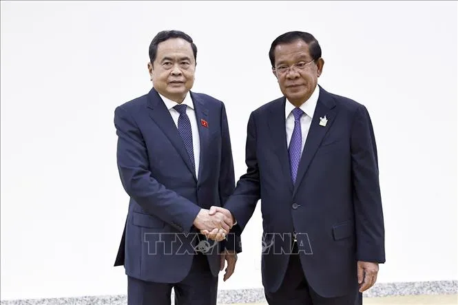 Chủ tịch Quốc hội Trần Thanh Mẫn và Chủ tịch Thượng viện Campuchia Samdech Techo Hun Sen, chiều 22-11. Ảnh: TTXVN