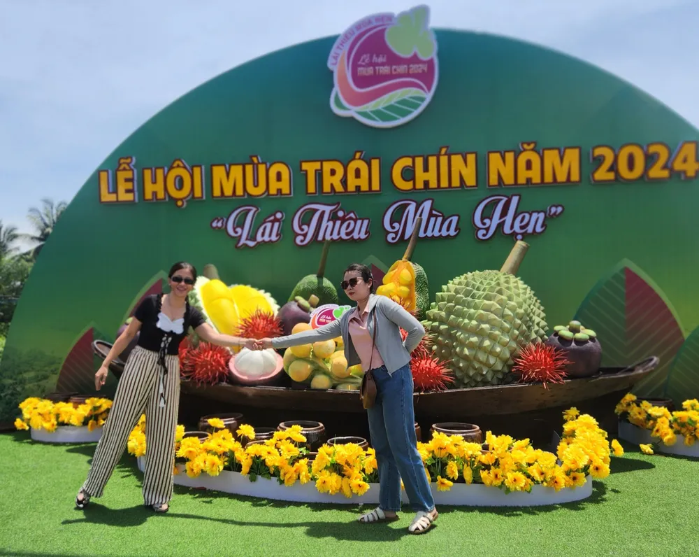 Du khách đến với lễ hội Lái Thiêu mùa trái chiến 2024.jpg