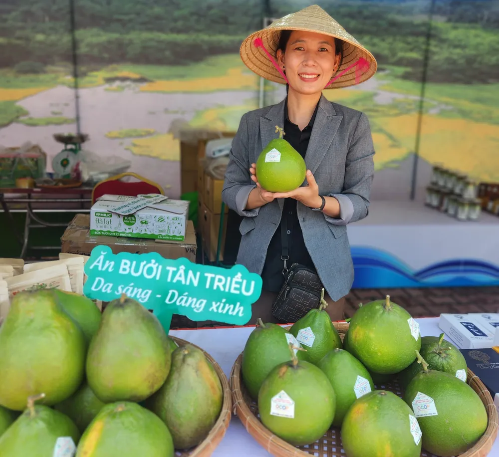 Giới thiệu đặc sản bưởi Tân Triều (Đồng Nai) tại lễ hội Lái Thiêu mùa trái chín 2024.jpg