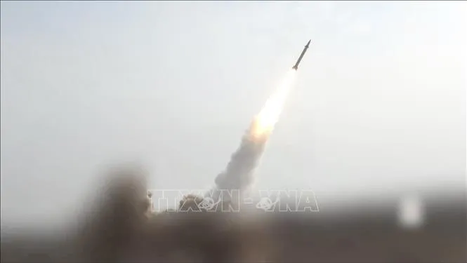 Tên lửa siêu thanh do lực lượng Houthi phóng từ Yemen (hình ảnh cắt từ clip). Ảnh: THX/TTXVN