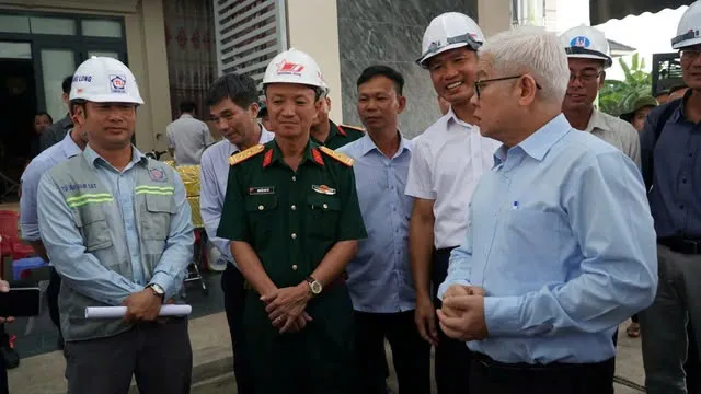 Bí thư Tỉnh ủy Bình Dương động viên các nhà thầu thi công đường Vành đai 3 TP HCM khẩn trương khắc phục khó khăn, quyết tâm thực hiện theo tinh thần vượt nắng thắng mưa.jpg