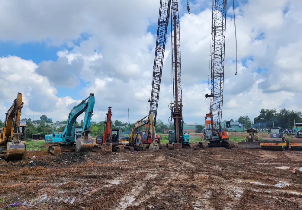 Các phương tiện máy móc tập trung tại lễ khởi công đường Vành đai 3 TPHCM đoạn qua tỉnh Bình Dương.jpg