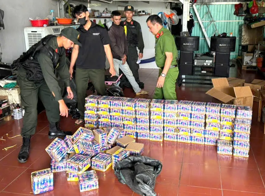 Từ tin tố giác của người dân, cơ quan chức năng tỉnh Bình Dương đã bắt giữ nhiều đối tượng mua bán pháo lậu.jpg