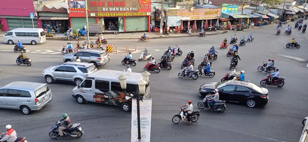 Khu vực ngã tư Bình Phước, giáp ranh TP Thủ Đức và TP Thuận An luôn đông đúc phương tiện.jpg