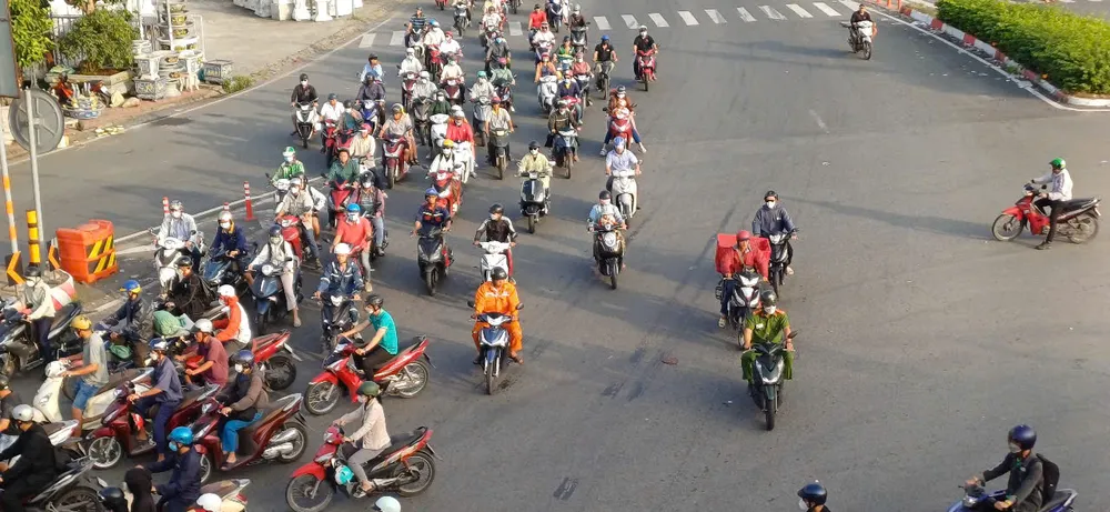 Xe cộ tập trung đông đúc khu vực cửa ngõ TPHCM, đoạn giáp ranh TP Thuận An.jpg
