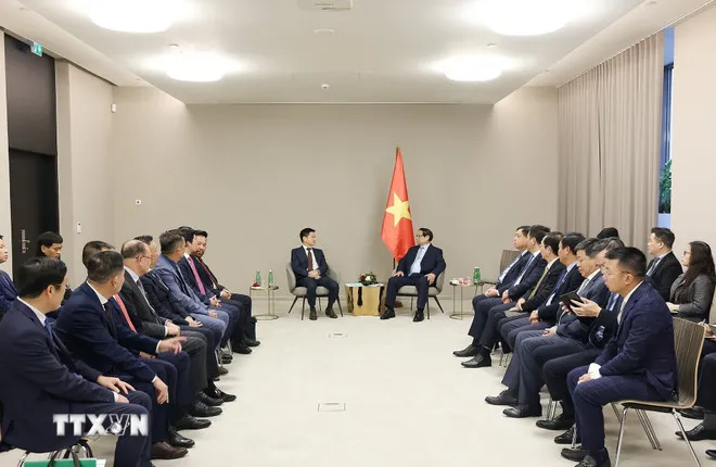 Thủ tướng Phạm Minh Chính tiếp đại diện một số doanh nghiệp tiêu biểu Việt Nam tại Cộng hòa Séc và châu Âu. Ảnh: TTXVN