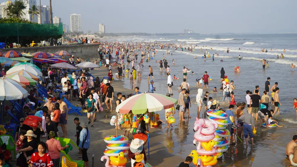 Du khách vui chơi, tắm biển Vũng Tàu chiều Mùng 2 Tết Ất Tỵ 2025