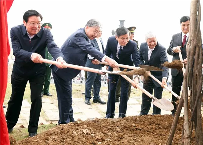 Tổng Bí thư Tô Lâm và đoàn công tác Trung ương dự Lễ phát động “Tết trồng cây đời đời nhớ ơn Bác Hồ” Xuân Ất Tỵ 2025. Ảnh: TTXVN