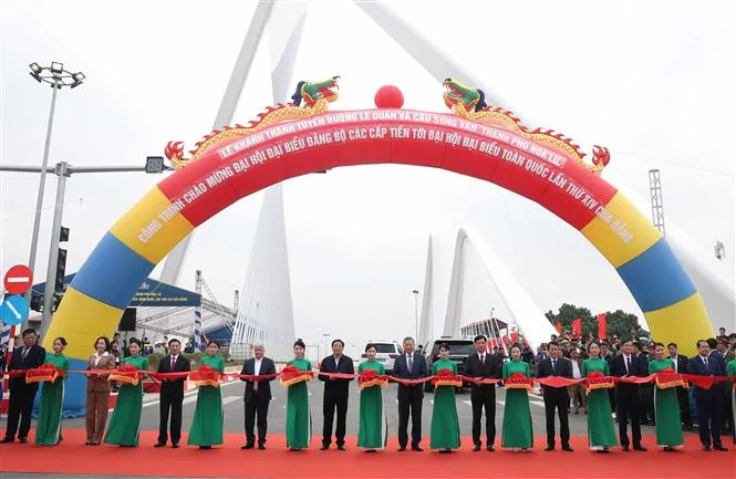 Tổng Bí thư Tô Lâm và đoàn công tác Trung ương thực hiện nghi thức khánh thành tuyến đường Lê Duẩn và cầu sông Vân, thành phố Hoa Lư, Ninh Bình. Ảnh: TTXVN