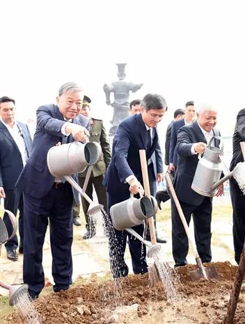 Tổng Bí thư Tô Lâm và đoàn công tác Trung ương dự Lễ phát động “Tết trồng cây đời đời nhớ ơn Bác Hồ” Xuân Ất Tỵ 2025. Ảnh: TTXVN