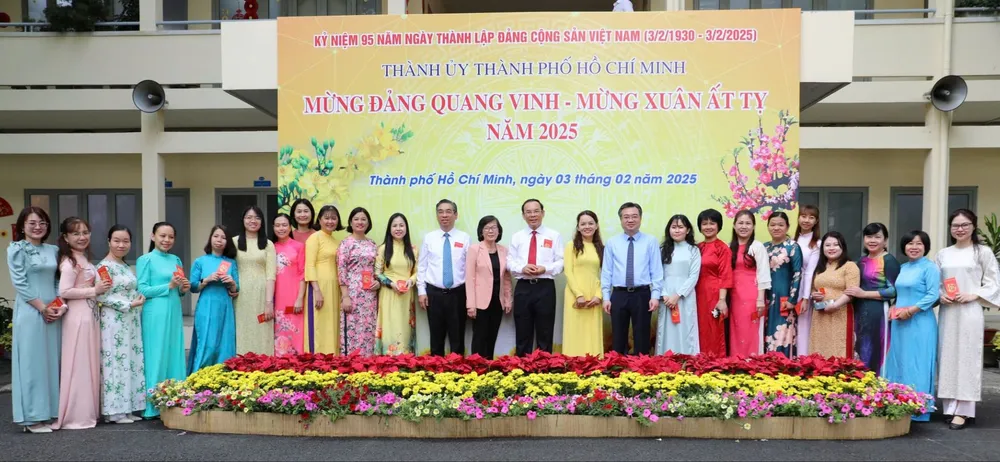 Bí thư Thành ủy TPHCM Nguyễn Văn Nên dự buổi họp mặt và chúc tết. Ảnh: NGUYÊN TRẦN