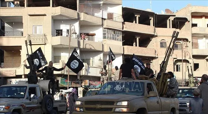 Các tay súng được cho là thành viên tổ chức “Nhà nước Hồi giáo" (IS) tự xưng tại Raqa, Syria. Ảnh minh họa: AFP/TTXVN