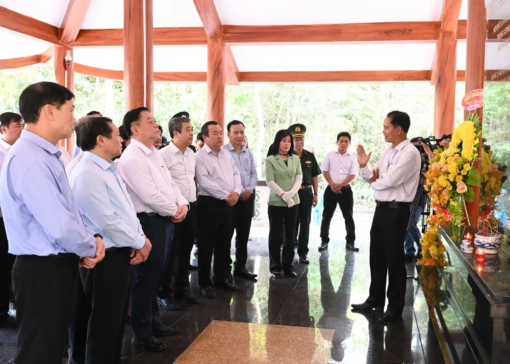 Đoàn công tác Ban Tuyên giáo và Dân vận Trung ương cùng lãnh đạo tỉnh nghe kể lại những hoạt động của thế hệ cha ông trong thời kỳ kháng chiến chống Mỹ cứu nước