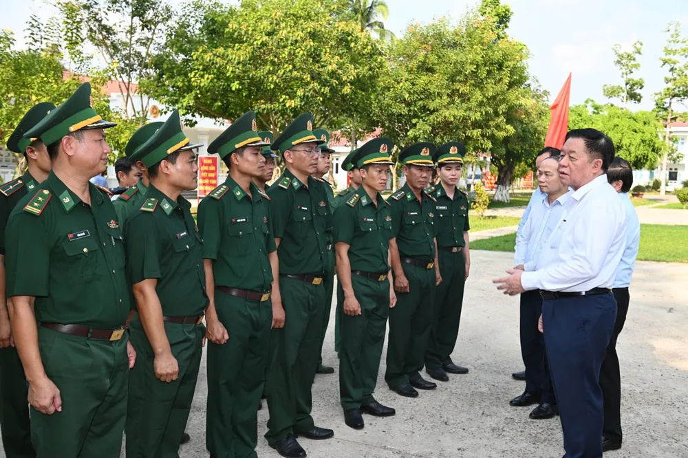 Trưởng Ban Tuyên giáo và Dân vận Trung ương Nguyễn Trọng Nghĩa thăm cán bộ, chiến sĩ Đồn Biên phòng Tân Phú