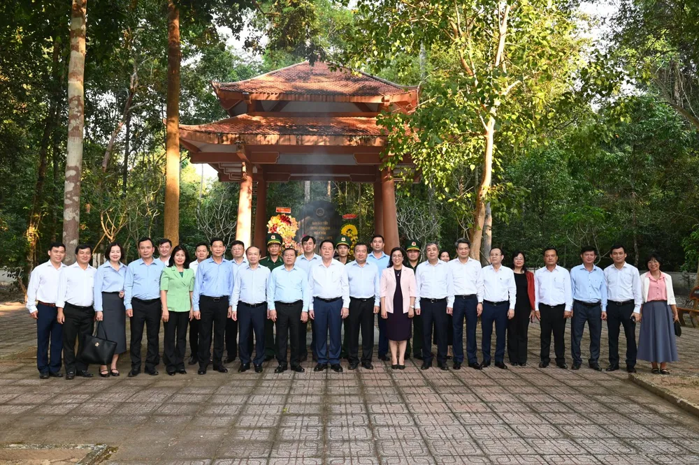 Đoàn công tác Ban Tuyên giáo và Dân vận Trung ương và lãnh đạo tỉnh thắp hương tưởng niệm tại Nhà bia Di tích lịch sử Ban Dân vận Trung ương Cục miền Nam