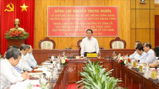 Quang cảnh buổi làm việc của Trưởng Ban Tuyên giáo và Dân vận Trung ương Nguyễn Trọng Nghĩa tại Tây Ninh. Ảnh: TTXVN