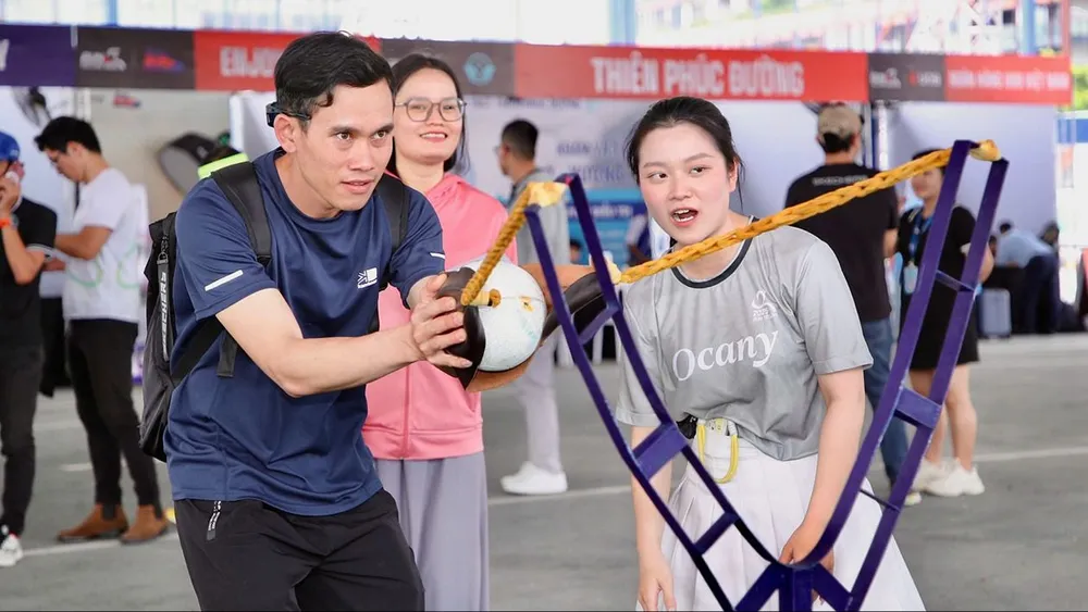 Các VĐV tham gia trò chơi tại khu vực Expo. Ảnh: DŨNG PHƯƠNG