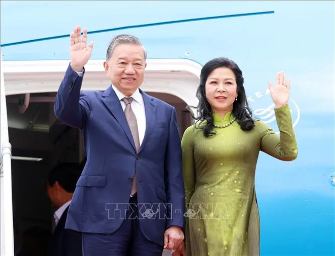 Tổng Bí thư Tô Lâm và Phu nhân đến sân bay quân sự Halim Perdanakusuma, Jakarta. Ảnh: TTXVN