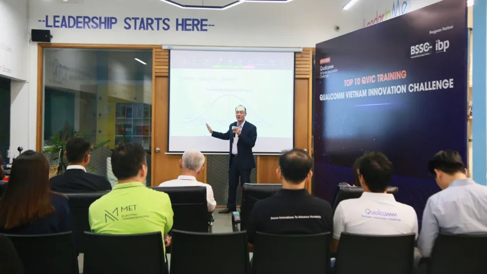 Các công ty đổi mới sáng tạo Việt Nam trao đổi cùng ban tổ chức trong cuộc thi