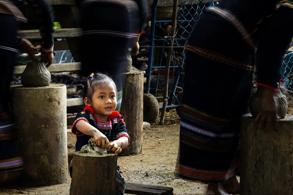 NK 26-3- Theo mẹ học nghề.jpeg