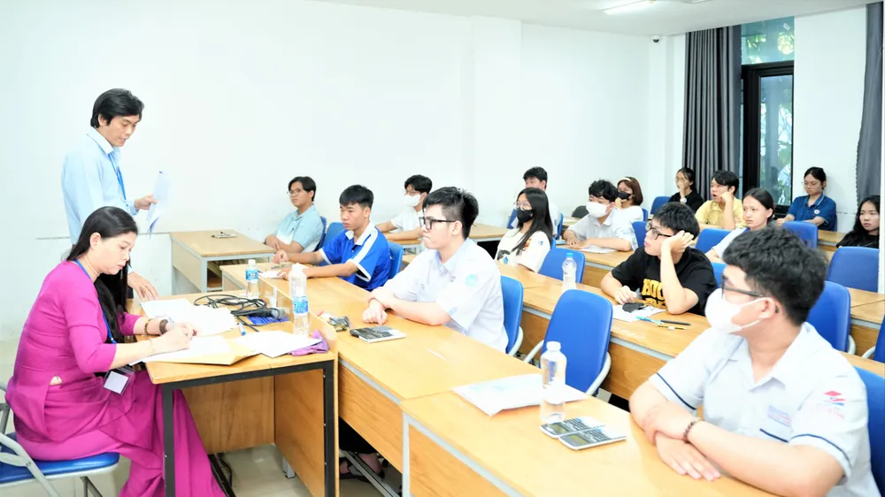 Thí sinh dự thi đánh giá năng lực đợt 1 - năm 2025 do ĐHQG TPHCM tổ chức tại điểm thi Trường ĐH Công thương TPHCM. Ảnh: THANH HÙNG